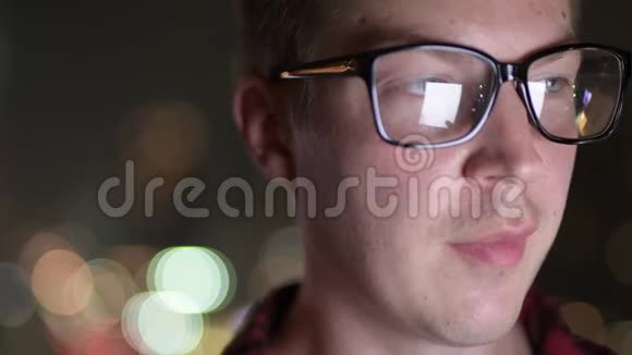 年轻快乐的嬉皮士戴着眼镜晚上思考视频的预览图