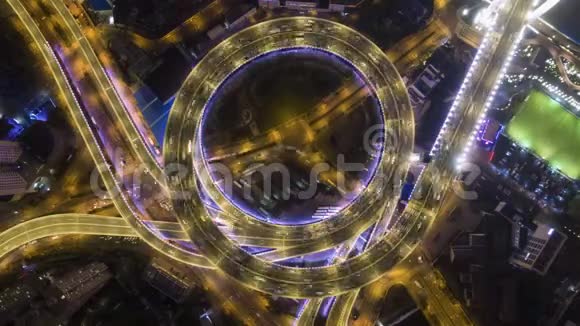 夜间照明环形南浦路立交桥中国上海高空垂直俯视图视频的预览图