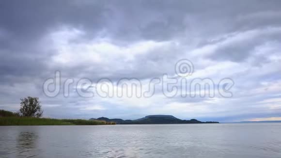 匈牙利巴拉顿湖上空令人印象深刻的风暴云视频的预览图