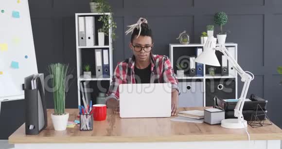 商人使用笔记本电脑进行视频会议视频的预览图