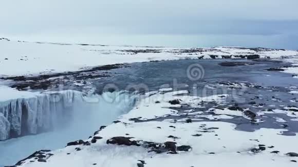 冰冻冰岛瀑布雪湖无人驾驶飞机4k视频的预览图