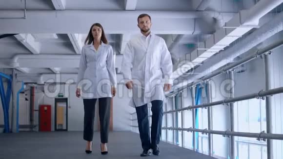 穿着制服在实验室行走的人视频的预览图