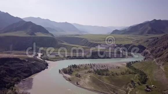 从鸟的视野中飞过江山高地上美丽得令人难以置信的河流混合物视频的预览图