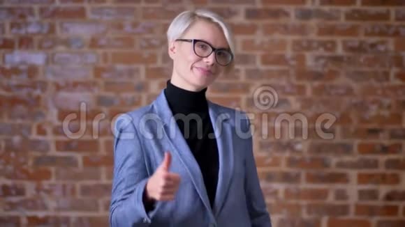 戴眼镜的中年白种人金发短毛妇女的肖像在布里克肯上做手势和和平标志视频的预览图