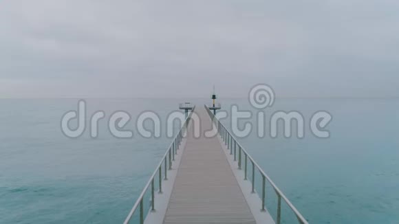 阴天雾天码头边缘视频的预览图