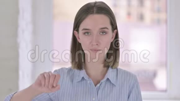 青年妇女用手指签名说不的肖像视频的预览图