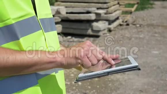 男性手触摸数字平板电脑的特写土木工程师正在检查图纸视频的预览图
