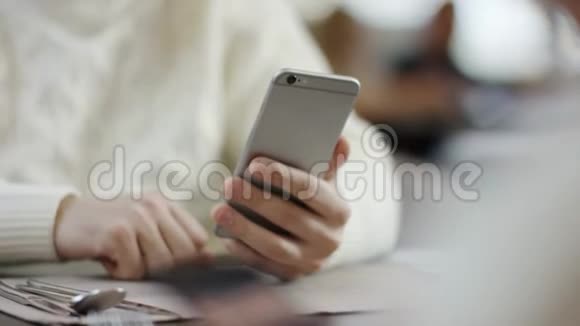 成年人在餐馆里用智能手机进行视频聊天视频的预览图