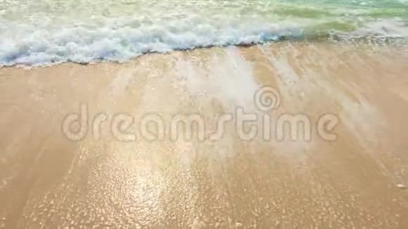 海浪从侧面撞击着空荡荡的海滩慢慢地可以看到美丽的热带天气海滩视频的预览图