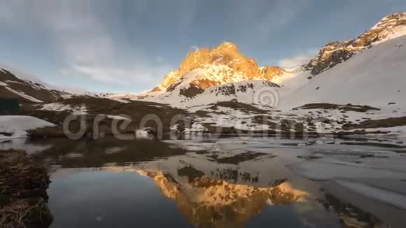 雪山日落的时间流逝有一个有浮冰的湖视频的预览图