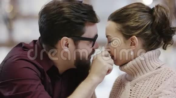 成年男子在一家餐馆里戏弄女友并亲吻她视频的预览图
