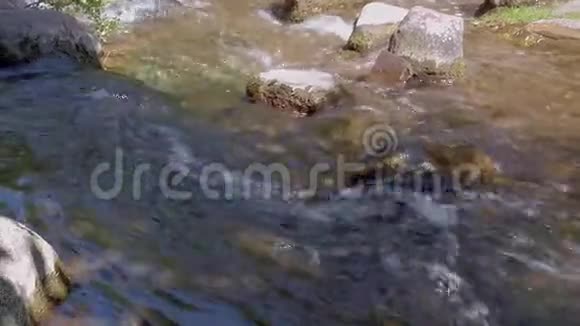 湍急的河流中的岩石潘射视频的预览图