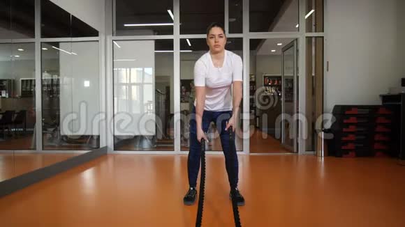 健身俱乐部用绳子进行非常艰苦的锻炼女孩在努力4K慢慢视频的预览图