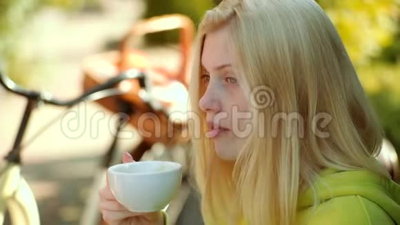 秋天的女人好好享受假日户外度假之旅热咖啡概念一头金发的近照女郎视频的预览图