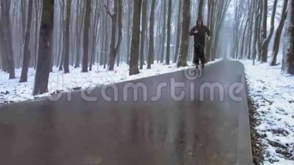 中年男子在下雪的日子在户外锻炼身体励志健康的生活方式时间流逝视频的预览图