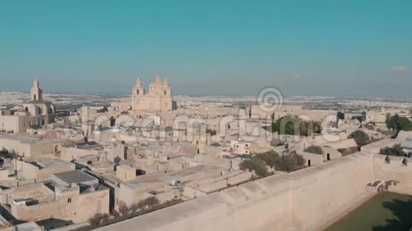 在姆迪纳老城的圣保罗大教堂穹顶的鸟瞰马耳他古镇的旅游徽记和古老的建筑视频的预览图