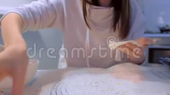 女人用酵母面团做奶酪视频的预览图