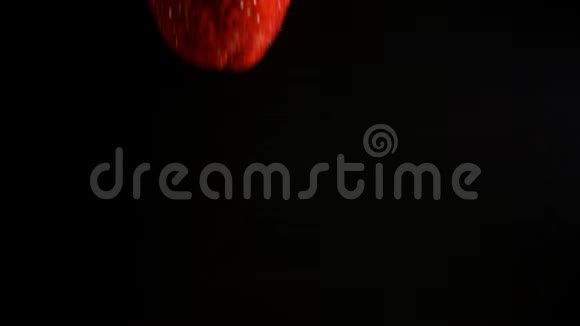 草莓掉在水里视频的预览图