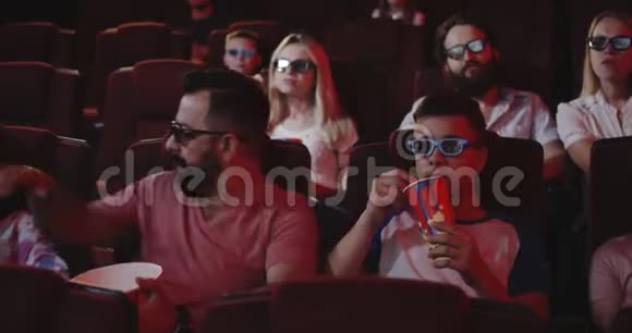 父母在电影院里遮住孩子的眼睛视频的预览图