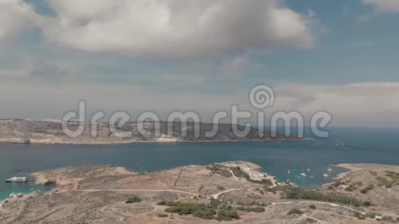 令人惊叹的旅程无人驾驶飞机观看美丽的岩石海岸与游艇视频的预览图