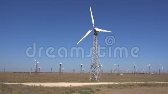 许多旋转风力涡轮机对抗晴朗的蓝天替代能源的地面克里米亚a视频的预览图