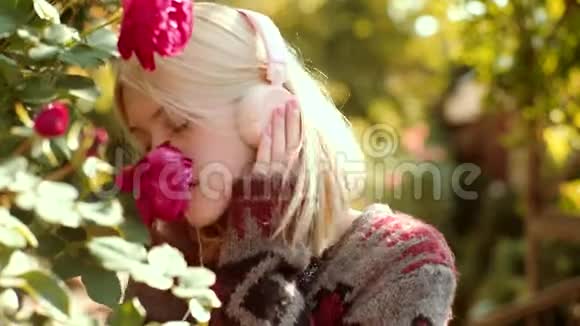 穿着针织毛衣留着长发的春姑娘耳机概念秋天的女人有春天的心情秋天快乐视频的预览图