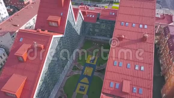 居住区新校舍鸟瞰建筑理念艺术粉红色屋顶的俯视图视频的预览图