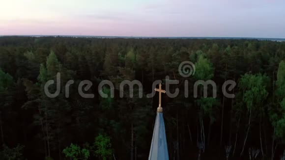 在黄金时间日落萨拉SV期间在Jurmala美丽的教堂十字路口周围的高空俯视圆圈贾尼斯埃夫视频的预览图