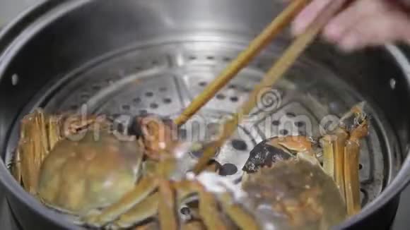 中国陕西西安一锅煮螃蟹观点视频的预览图