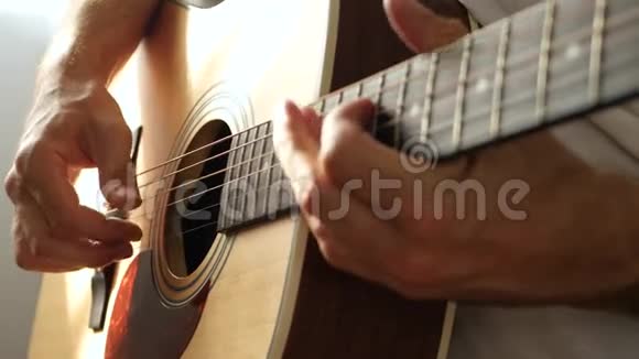 音乐家用黄色的吉他弹奏手指视频的预览图