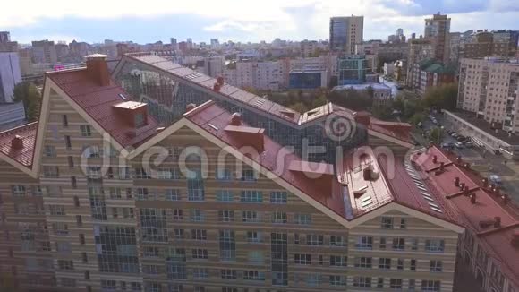 从上往下俯瞰一座美丽的住宅建筑屋顶有红色瓷砖艺术城市里的现代房子有绿色视频的预览图