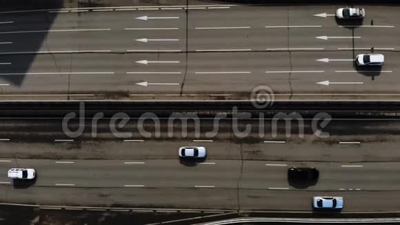 空中无人机飞越道路交通从高速公路上提升摄像头视频的预览图