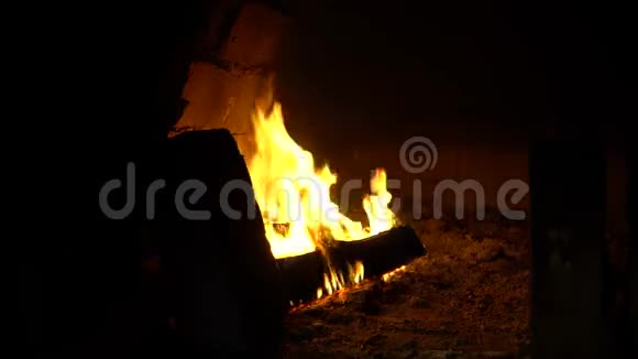 木头在石炉里燃烧视频的预览图