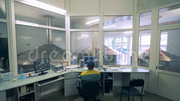 男技术员正在控制办公室的酒精生产过程视频的预览图