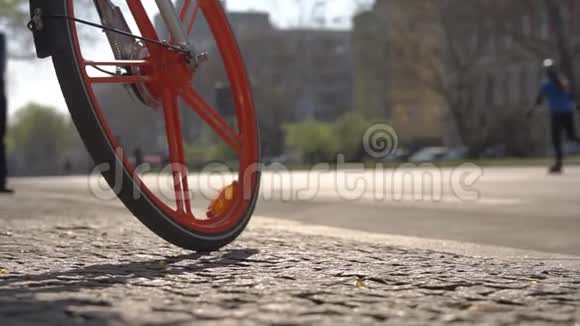 自行车轮在运动员前面视频的预览图