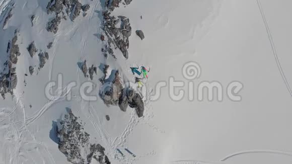 游客在旅游途中在山顶上堆雪做天使视频的预览图