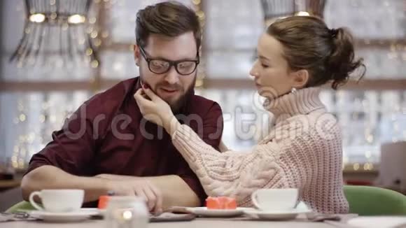 可爱的一对情侣正在餐厅的餐桌旁进行浪漫的谈话视频的预览图