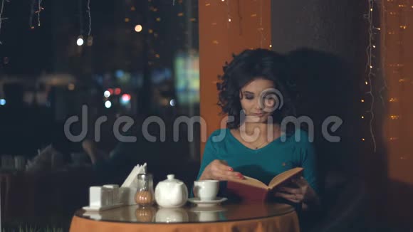 在咖啡馆看书的女孩视频的预览图