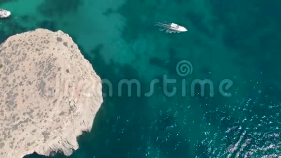 豪华假日美丽的海滨泻湖岩石上有游艇和水上游船视频的预览图