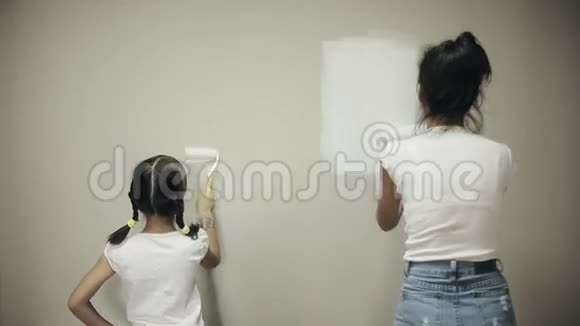母亲和女儿在家修理视频的预览图