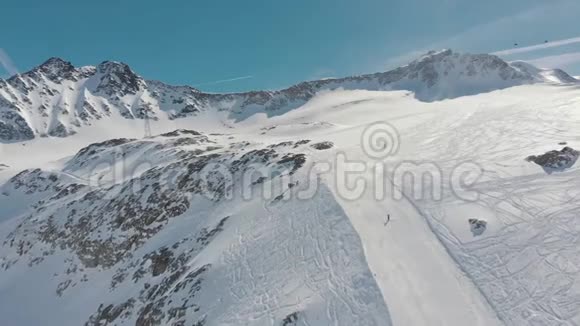 山地滑雪胜地人们在雪坡上滑雪在天空中攀登滑雪电梯无人驾驶飞机观看视频的预览图