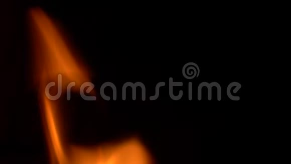 垂直全景拍摄的木材被炽热的火焰覆盖视频的预览图