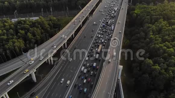 高速公路交叉口的鸟瞰图阳光照在相机里视频的预览图
