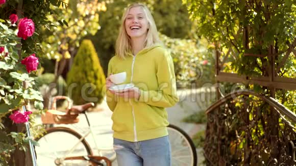 早晨的咖啡和美好的一天秋天的女人有春天的心情温暖的阳光天气热咖啡概念快乐的年轻女子视频的预览图