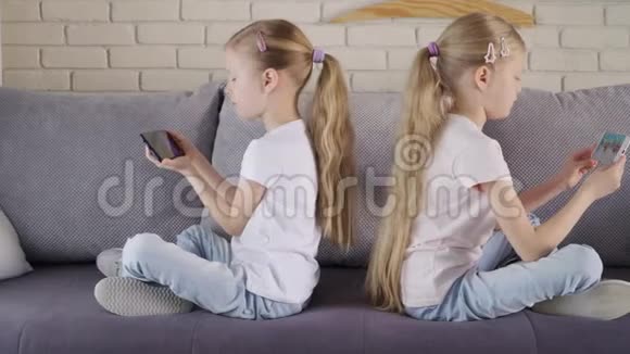 争吵中的双胞胎玩智能手机游戏视频的预览图