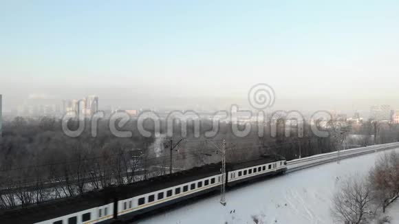铁路白色通道列车冬季鸟瞰图视频的预览图