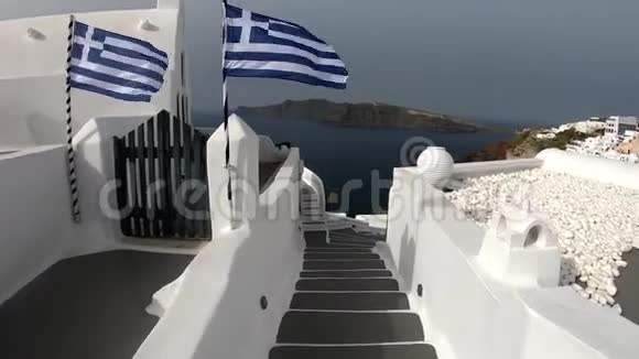 希腊圣托里尼街头散步和购物的游客视频的预览图