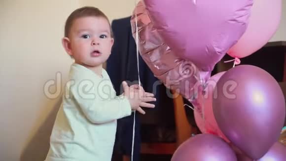 一岁生日那天带着气球在家里走第一步的小女孩视频的预览图