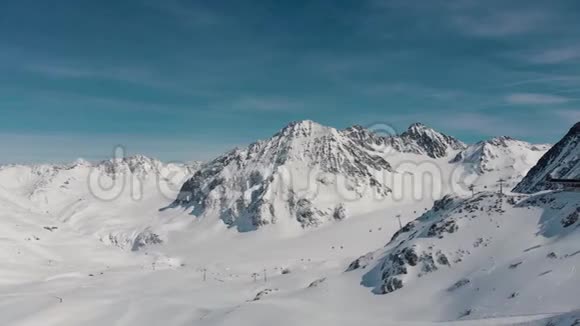 滑雪胜地滑雪游客在高山上乘电梯到蓝天视频的预览图
