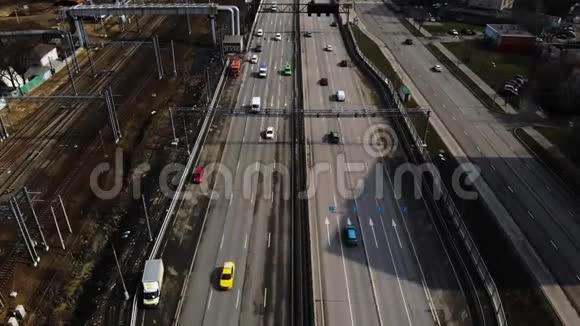 空中无人机飞越道路交通在绿色马车后面视频的预览图